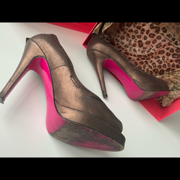 Betsy Johnson peep toe copper heels. - Picture 2 of 9